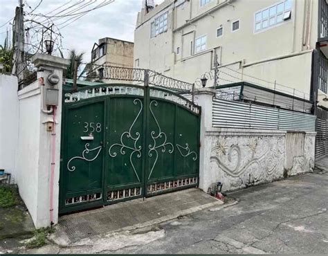 House for Sale in Mandaluyong .